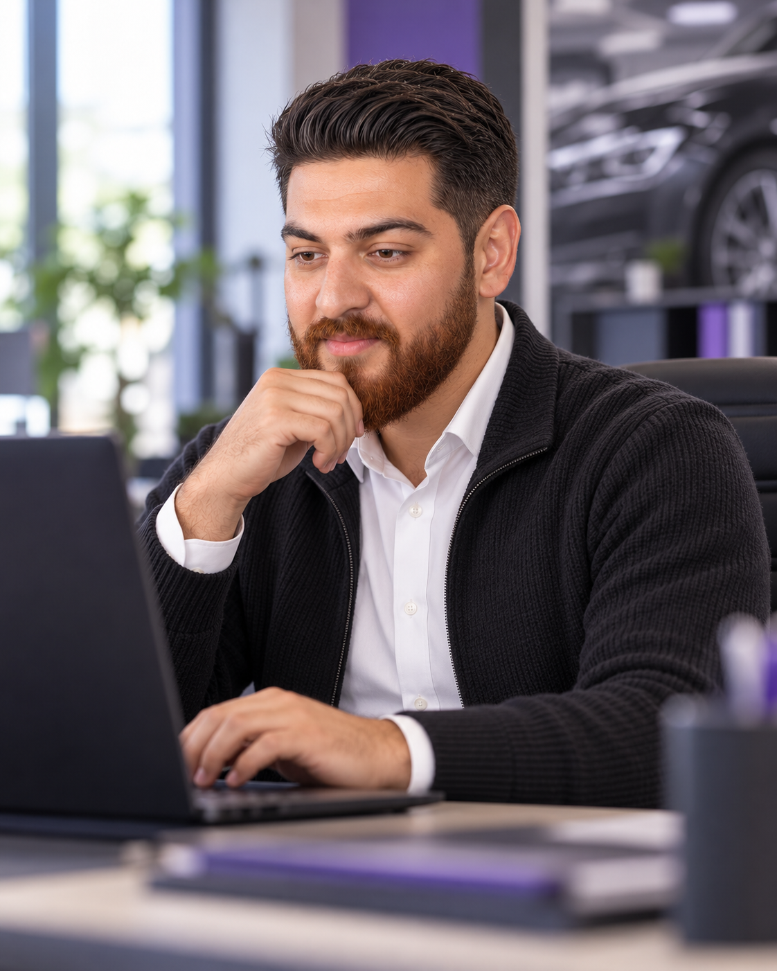 Nevzat Kaan Öztürk am Laptop in seinem Büro